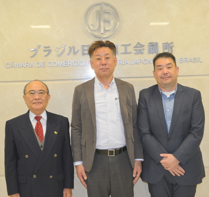 写真左から平田事務局長、中島社長、オカザキジェネラルマネージャー
