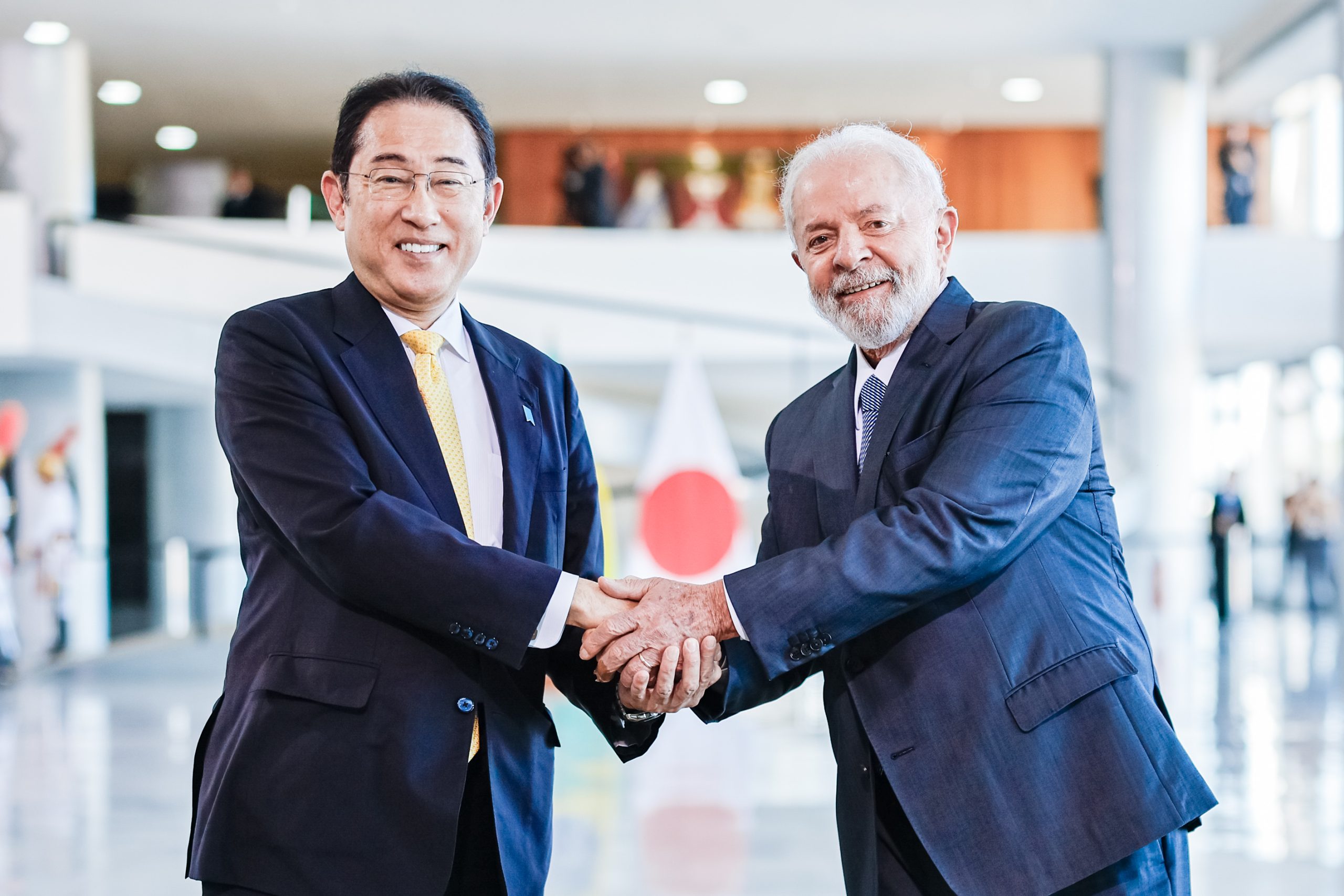 Brasil e Japão assinam 40 acordos durante visita do primeiro-ministro Fumio Kishida a Brasília